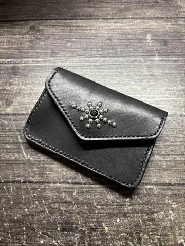 도치기 새들 레더 스터드 숏 트래커 지갑 BK