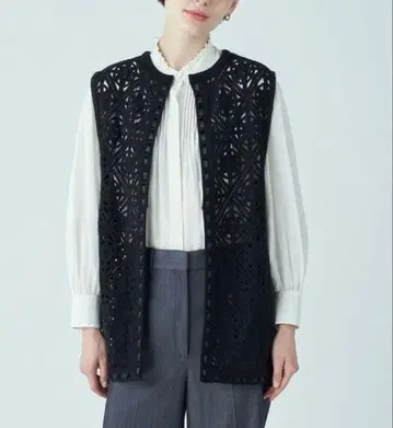 투모로우랜드 서클 모티브 자수 크루넥 베스트