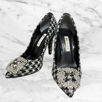 새상품급 다이애나 하운드투스 펌프스 블랙 버클 비쥬 블랙