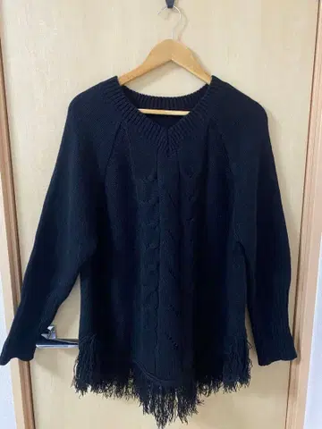 블랙 프린지 V넥 니트