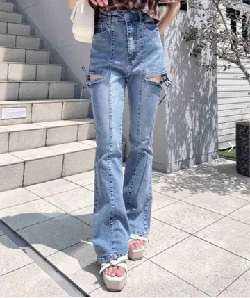 INGNI 인그 사이드 리본 컷 아웃 플레어 데님 팬츠 블루