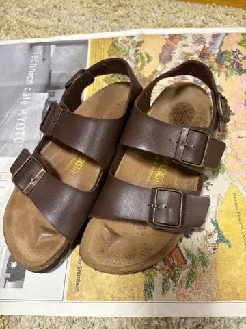 BIRKENSTOCK 브라운 샌들