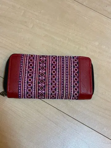 빨간색 자수 무늬 장지갑