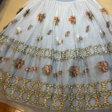 루이스 크레용 스카이블루 그레이 오간자 자수 스커트 무릎 기장