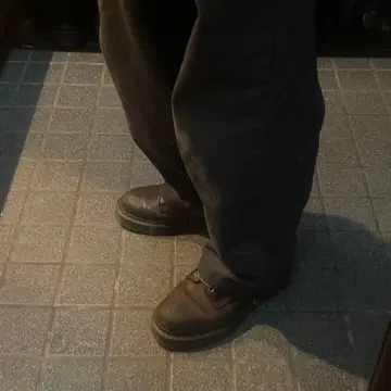 닥터마틴 1460 8홀 부츠 브라운