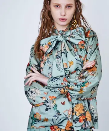 UNITED TOKYO 호쿠사이 볼륨 블라우스