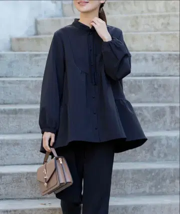 SONO NAVY 소노 백 티어드 블라우스 보타이 네이비 네이비