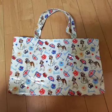 Harrods 토트백 개와 영국 국기