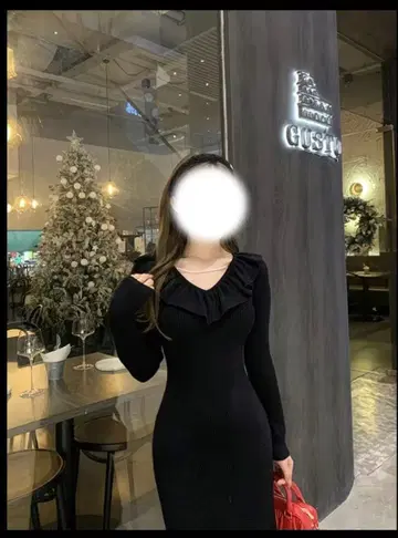 프릴 넥 블랙 니트 원피스 펄 장식 목걸이 체형 커버 슬림