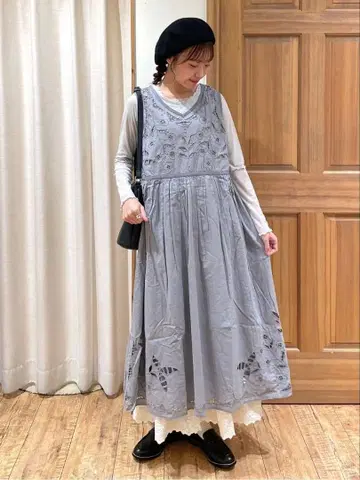 컷워크 자수 앞뒤 착용 민소매 원피스