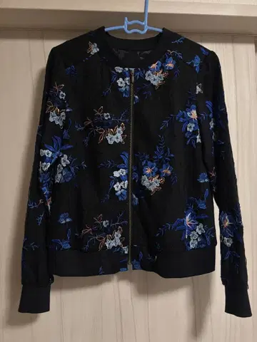 그레이스 콘티넨탈 스타 플라워 자수 블루종 블랙