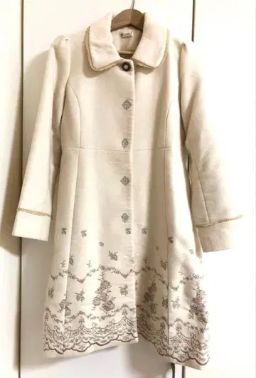 axes femme 엑시즈팜 롱 코트 아이보리 자수 M