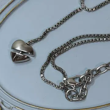 모스키노 하트형 펜던트 목걸이