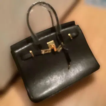 블랙 가죽 토트백 골드 금장 장식 포함