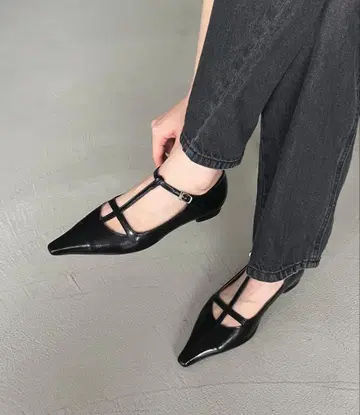 블랙 스트랩 플랫슈즈