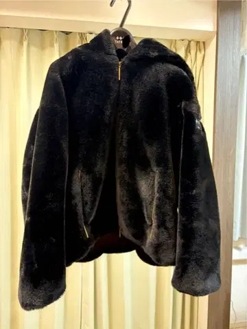 TATRAS 후드 부착 블랙 퍼 아우터