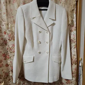 화이트 더블 버튼 테일러드 자켓