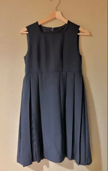 심플 턱 디자인 슬리브리스 네이비 원피스