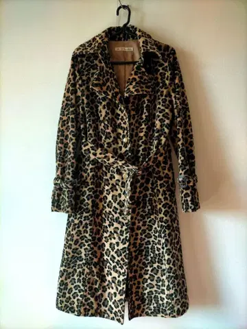[그레이스콘티넨탈] 70년대 락풍 레오파드 무늬 코트