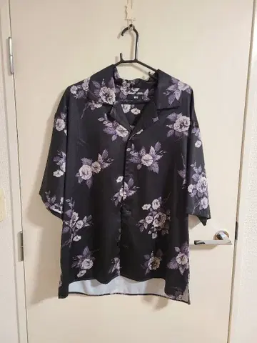 블랙 보라색 꽃무늬 새틴풍 반팔 셔츠