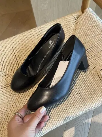 새상품 블랙 펌프스 24cm