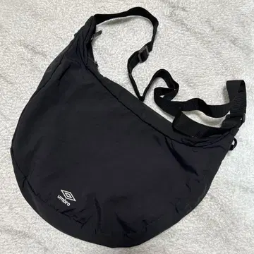 엄브로 숄더백 블랙