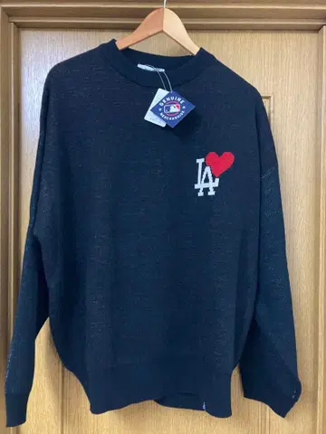 LA 로고 자수 크루넥 스웨터