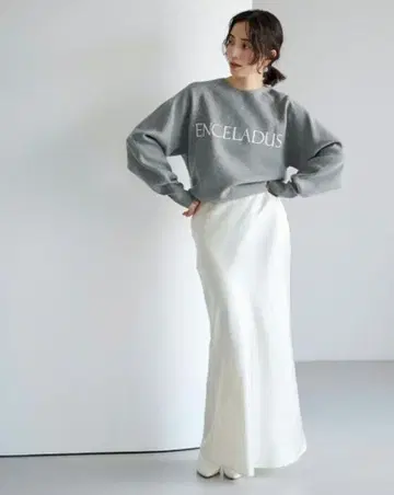 유어스 맨투맨 라이크 로고 니트