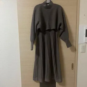 그레이 셋업 크롭 스웨터와 드레스