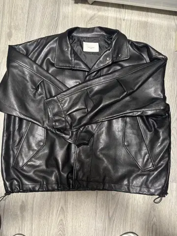 DRESS VOLUME (드레스 볼륨) 블랙 가죽 자켓