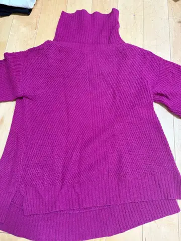 리브 퍼플 터틀넥 스웨터 QTUME