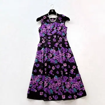 [ 그레이스 콘티넨탈 ] 플라워 보더 자수 원피스 슬리브리스 꽃무늬