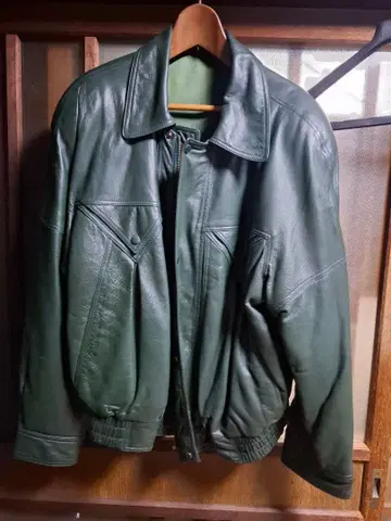 올리브 그린 레더 봄버 자켓