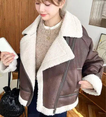 moment+ 인조 가죽 x 보아 페이크 무스탕 라이더 자켓 블루종