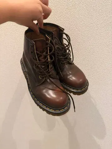 Dr. Martens 브라운 레이스업 부츠