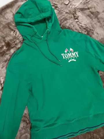 TOMMY JEANS 그린 컬러 후드 부착 후드티