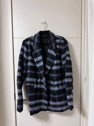 더블 브레스트 체스터 코트 블랙과 블루 스트라이프