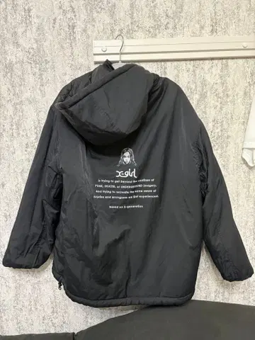 블랙 후드 부착 다운 자켓