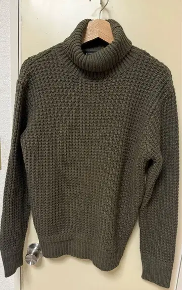 올리브 그린 터틀넥 니트