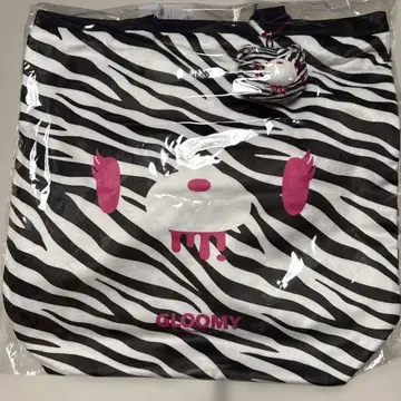 GLOOMY 제브라 패턴 토트백 참 포함