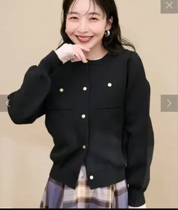 내추럴 꾸뛰르 폴리 니트 금장 버튼 포켓 가디건 블랙