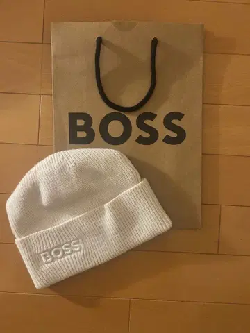BOSS 화이트 니트 모자