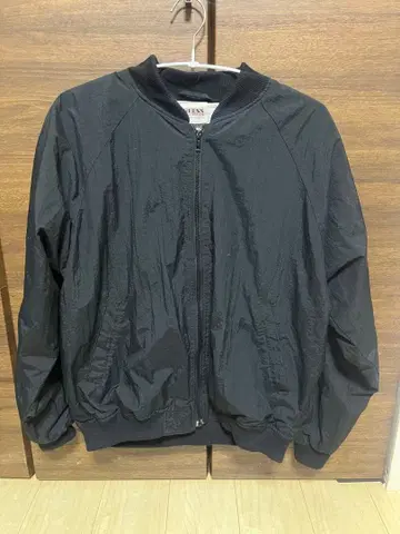 GUESS 블랙 점퍼 미국 국기