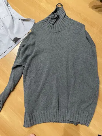 그레이 터틀넥 니트 오버 사이즈