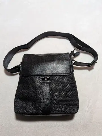 블랙 가죽 숄더백