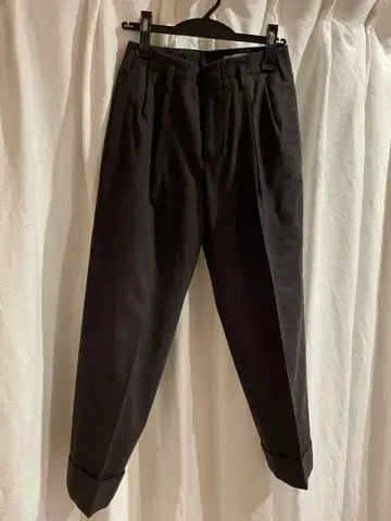 MHL. 다크 그레이 플리츠 슬랙스