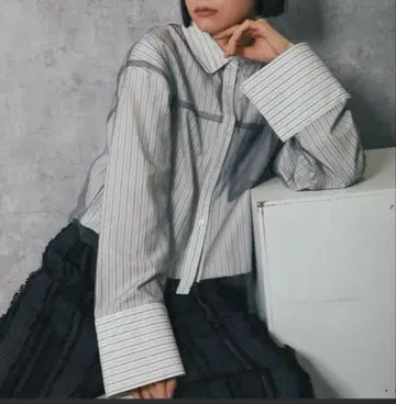 ANOTHER S 스트라이프 패턴 튤 덧댄 숏 기장 셔츠 화이트