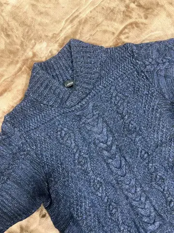 네이비 케이블 니트 하이넥 긴팔 스웨터