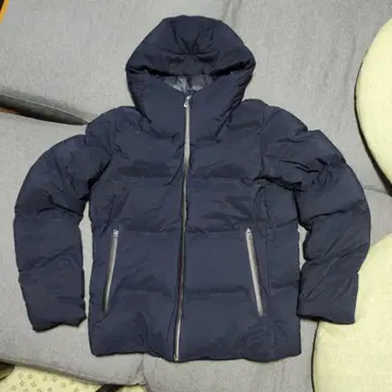 유니클로 / 심리스 다운 후드티 [ M 사이즈 네이비 ]