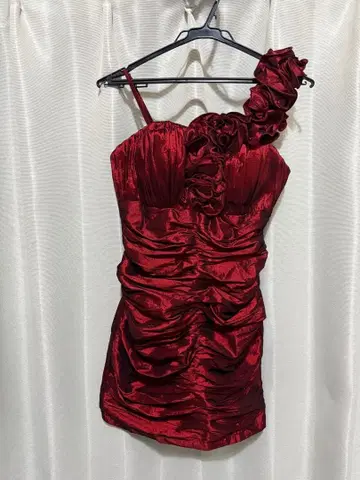 Baby Club 택 포함 새상품 버건디 한쪽 어깨 스트랩 드레스